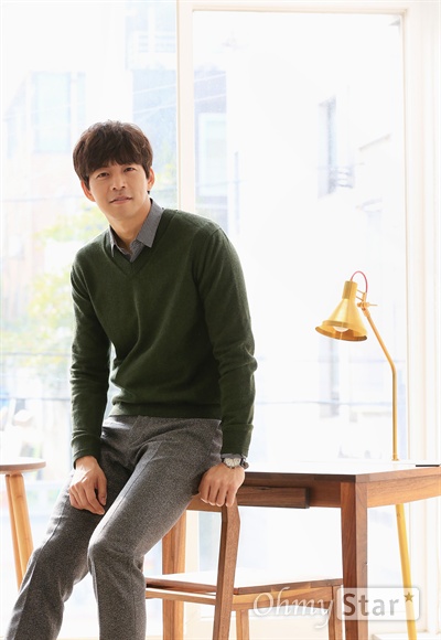  tvN금토드라마 <두번째 스무살>에서 차현석 역의 배우 이상윤이 20일 오전 서울 논현동의 한 카페에서 포즈를 취하고 있다.