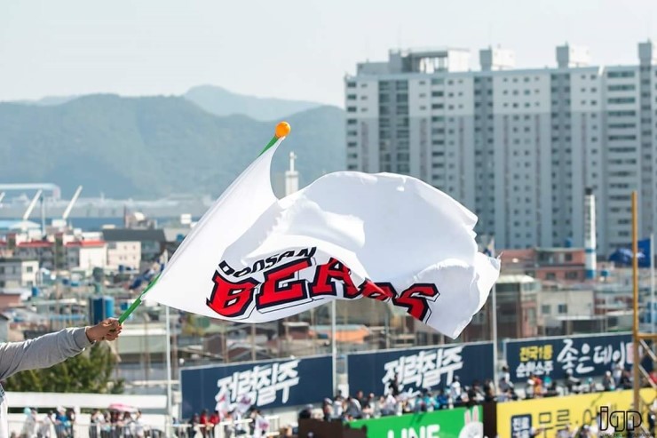 마산구장에 펄럭이는 두산 깃발 두산이 한국시리즈에 진출했다. 사진은 지난 18일 경기 때의 모습