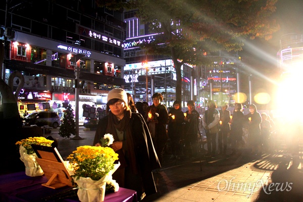 30일 저녁 창원 상남동 분수광장에서 열린 '성구매자에 의한 피살 여성 4주기 추모문화제'에서 참가자들이 헌화하고 있다.