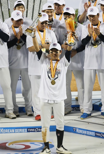  한국시리즈 MVP를 수상한 두산 정수빈이 31일 서울 잠실야구장에서 열린 2015프로야구 시상식에서 트로피를 들어보이고 있다.