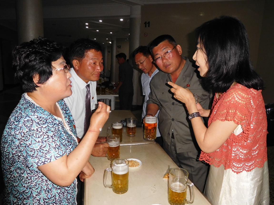  퇴근후 맥주집을 찾은 북한주민들 (2015년 7월 평양)