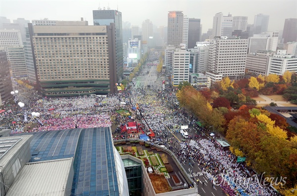 14일 오후 서울 서울시청 광장과 남대문 앞에서 열린 전국노동자대회 및 농민대회에 참석한 노동자와 농민들이 박근혜 정권을 규탄하고 있다.