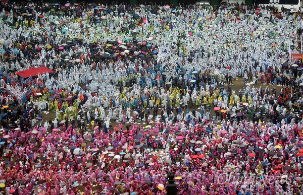 14일 오후 서울 서울시청 광장과 남대문 앞에서 열린 전국노동자대회 및 농민대회에 참석한 노동자와 농민들이 박근혜 정권을 규탄하고 있다.
