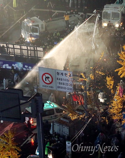 지난 14일 오후 서울 광화문에서 열린 민중총궐기 대회에서 경찰이 구급차가 이동하는 중에도 물대포를 쏘고 있다. 