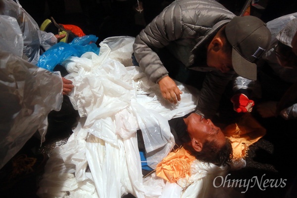 민중총궐기 대회가 열린 14일 오후 서울 종로에서 시위를 벌이던 고령의 한 농민이 경찰이 쏜 강력한 수압의 물대포를 맞고 쓰러졌다. 경찰은 쓰러진 농민에게 한동안 계속 물대포를 쐈다. 입에서 피를 흘리는 이 농민은 시민들의 도움으로 구급차를 타고 병원으로 이송되었다.