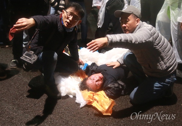 민중총궐기 대회가 열린 14일 오후 서울 종로에서 시위를 벌이던 고령의 한 농민이 경찰이 쏜 강력한 수압의 물대포를 맞고 쓰러졌다. 경찰은 쓰러진 농민에게 한동안 계속 물대포를 쐈다. 입에서 피를 흘리는 이 농민은 시민들의 도움으로 구급차를 타고 병원으로 이송되었다.