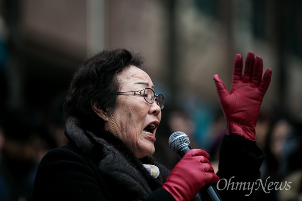 지난 12월 30일 오후 서울 종로구 일본대사관 앞에서 열린 일본군 위안부 피해자 추모회 및 제1211차 일본군 위안부 문제해결을 위한 정기수요집회.
