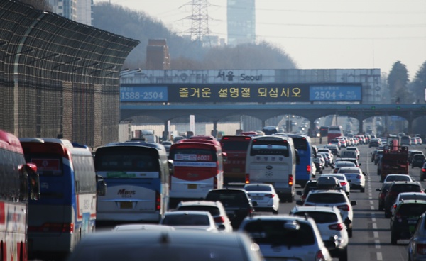 귀성 정체 시작 설 연휴가 시작된 5일 오후 귀성길에 오른 차량들이 경부고속도로 하행선 서울톨게이트 부근을 지나고 있다.