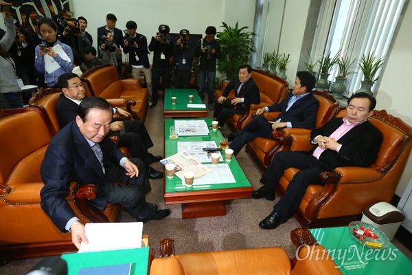 2016년 3월 24일, 새누리당 김무성 대표가 공천 보류 5개지역을 무공천 하겠다고 밝힌 당일 오후 국회에서 최고위원들이 모여 긴급 간담회를 갖고 있다.