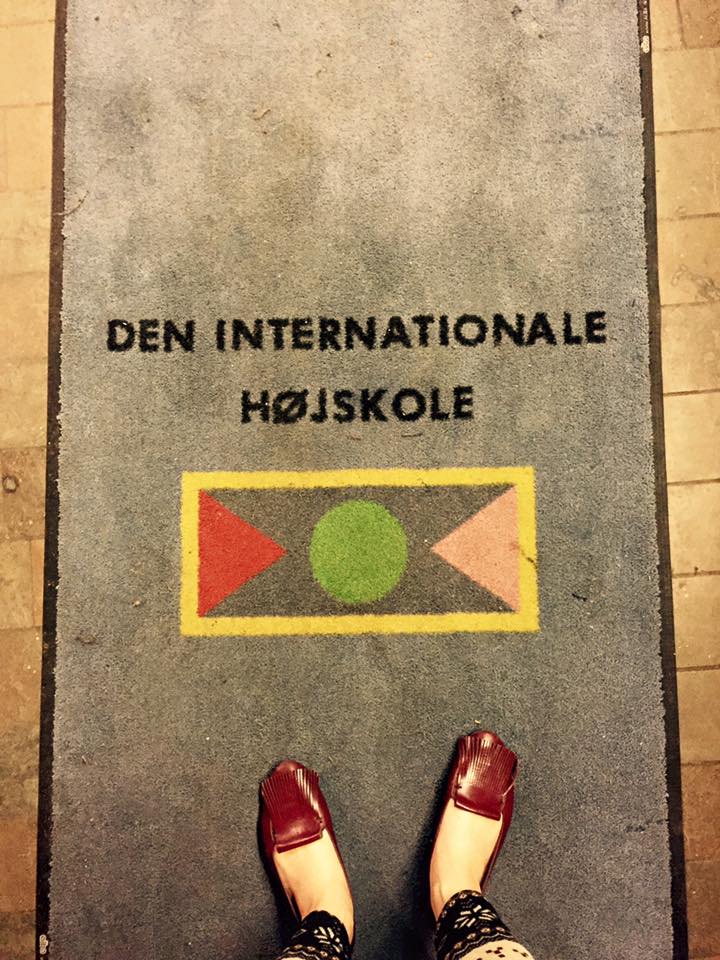 덴마크 인터내셔널 포크 하이 스쿨이라고 쓰여있는 현관 바닥 매트