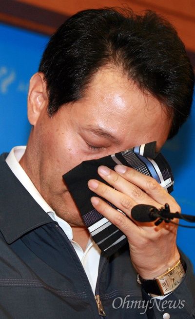 21일 오전 서울시청 기자실에서 긴급회견을 열어, 오는 24일 실시되는 무상급식 주민투표에 시장직을 걸겠다고 밝힌 오세훈 서울시장이 손수건을 꺼내 눈물을 훔치고 있다. 