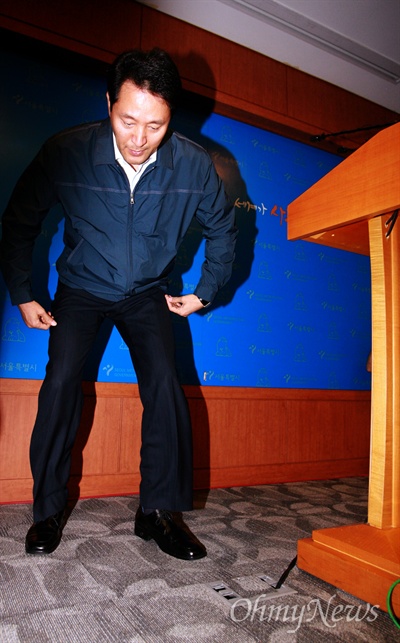 21일 오전 서울시청 기자실에서 긴급회견을 열어, 오는 24일 실시되는 무상급식 주민투표에 시장직을 걸겠다고 밝힌 오세훈 서울시장이 무릎을 꿇기 위해 바지춤을 들어올리고 있다.