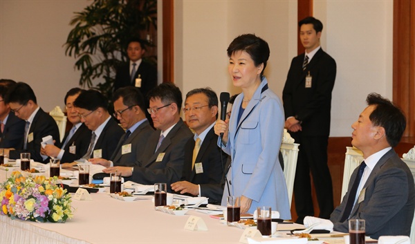 박근혜 대통령이 26일 낮 청와대에서 중앙언론사 편집·보도국장 오찬 간담회에서 모두발언하고 있다.