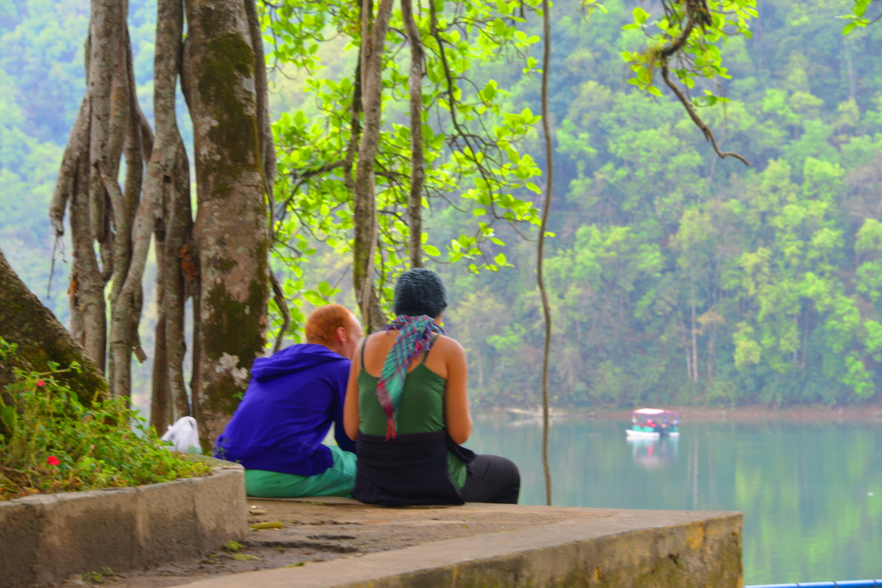  안나푸르나가 보이는 포카라 페와 호수에서 망중한을 즐기고 있는 외국인 여행자 커플. 지난 4월 2일 방문한 휴양지 포카라는 평온했으며 관광객들이 눈에 많이 띠었다.
