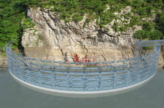 반구대 암각화 보존을 위해 카이네틱 댐이 설치됐을 경우 물에서 반구대 암각화가 보호되는 가상도. 2013년 울산시와 문화재청 합의로 추진되어온 이 방안이 사실상 실패했다  
 
