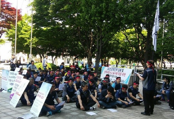 인천교통공사노동조합은 지난 19일 오후 인천교통공사 앞에서 집회를 열고 시와 공사가 약속대로 인력을 충원할 것을 요구했다.