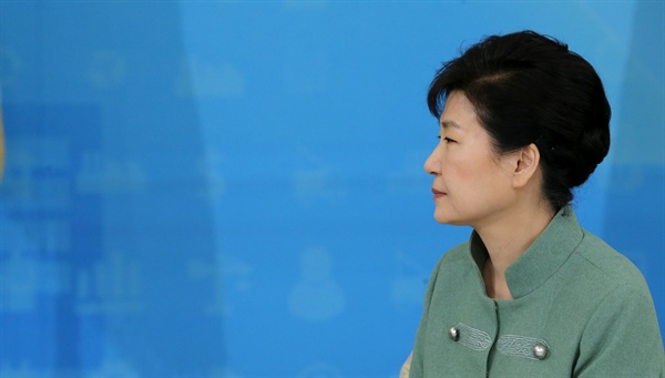 박근혜 대통령이 지난 5월 20일 청와대에서 열린 2016 대한민국 중소기업인대회 및 오찬에서 박성택 중소기업중앙회장의 대회사를 듣고 있다.