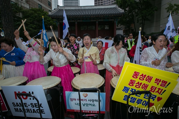 11일 오후 서울광장에서 2016퀴어문화축제가 열린 가운데, 이에 반대하는 이들이 반대 집회를 열고 있다. 