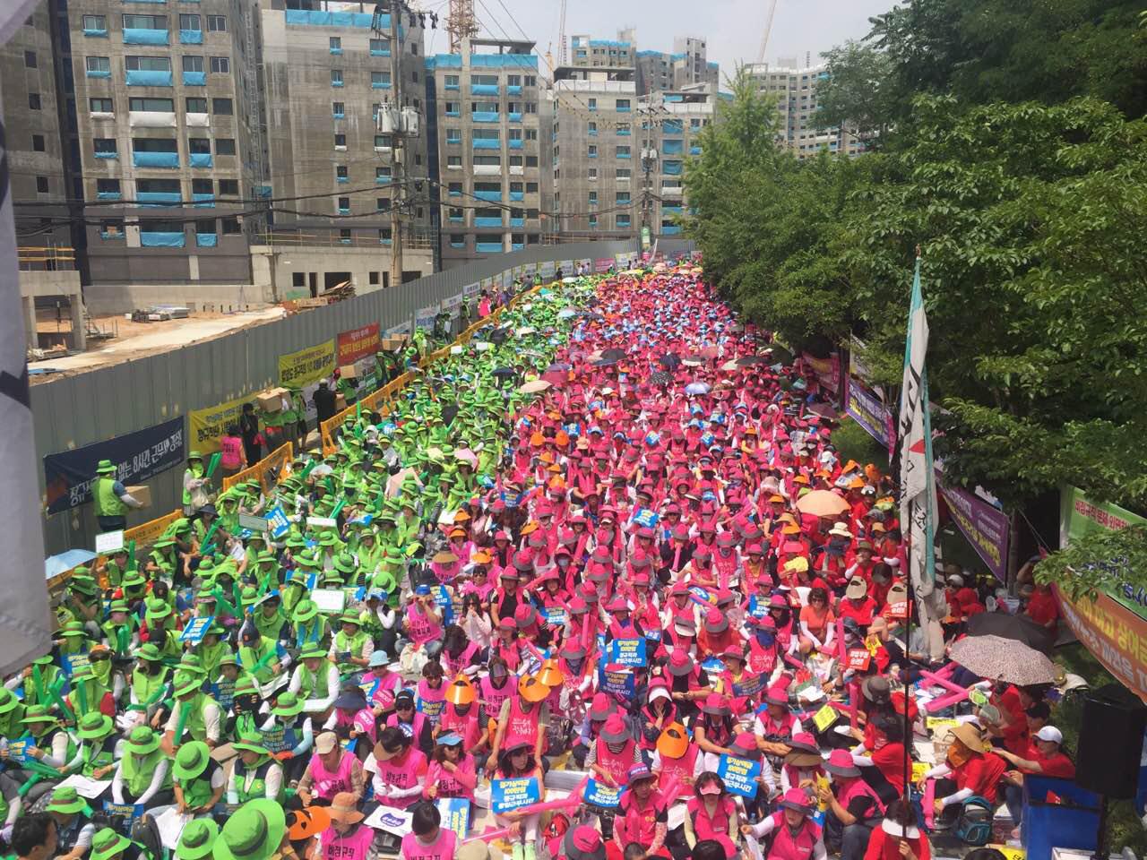 서울시교육청 앞을 꽉 메우고 파업에 돌입한 학교비정규직 노동자들