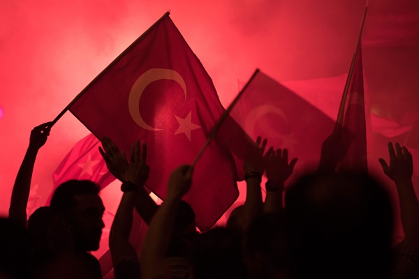 2016년 7월, 이스탄불 탁심광장에서 사람들이 터키 국기를 흔들고 있는 모습. 