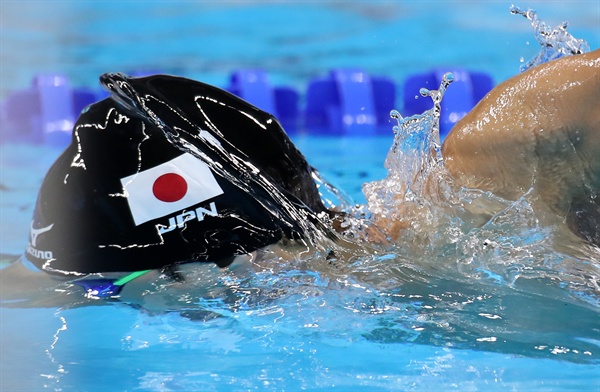  9일(현지시간) 브라질 리우데자네이루 리우올림픽경기장에서 열린 남자 800미터 계영에 출전한 일본 나이토 이하라가 수면위로 떠오르고 있다. 