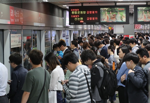 지난 8월 31일 오전 서울 강서구 가양역에서 출근길에 오른 시민들이 열차를 기다리고 있다.