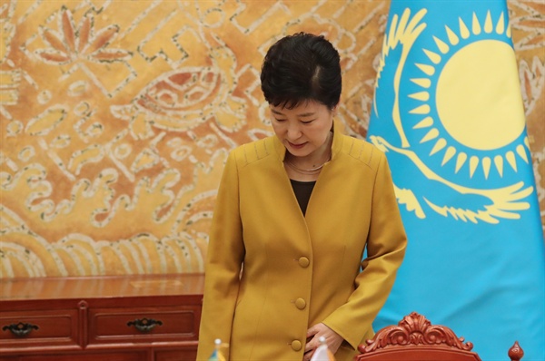  박근혜 대통령이 10일 청와대에서 열린 MOU서명식에서 자리를 확인하고 있다.