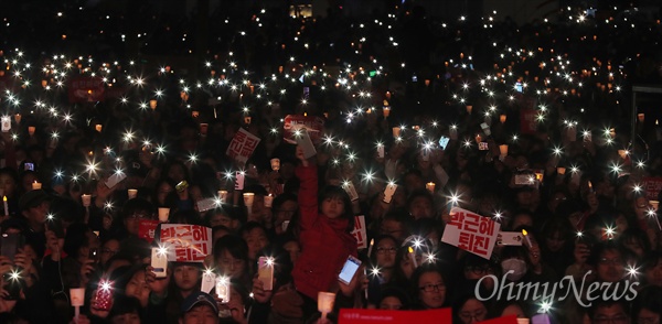 국민들의 분노, '박근혜는 퇴진하라!' 12일 오후 서울 광화문광장에서 열린 민중총궐기 대회에서 시민들이 '박근혜 퇴진'을 촉구하고 있다.