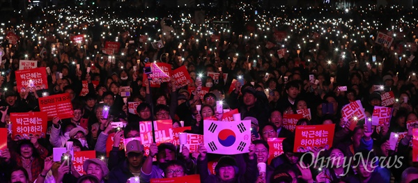 국민들의 분노, "박근혜는 퇴진하라!"  12일 오후 서울 광화문광장에서 열린 민중총궐기 대회에서 시민들이 '박근혜 퇴진'을 촉구하고 있다.