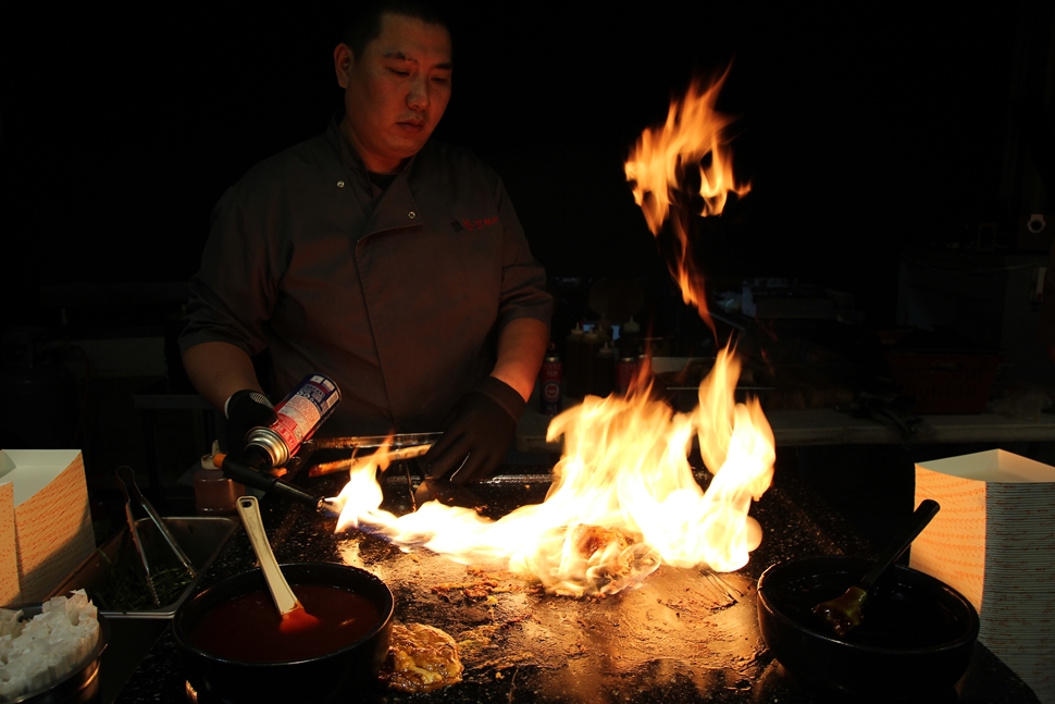  삼뚱이는 초벌을 한 후 토치로 다시 구워낸다.
