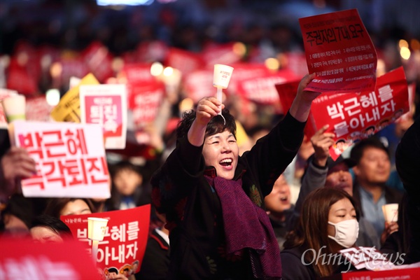 박근혜퇴진 4차 범국민행동 전국동시다발 4차 박근혜 퇴진 범국민행동가 19일 오후 광화문광장에서 수십만명의 시민들이 모인 가운데 열리고 있다.