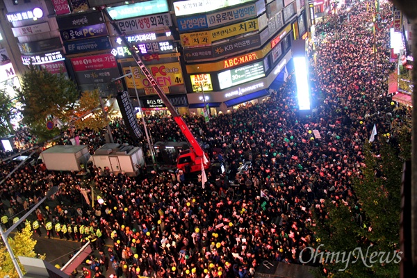  19일 저녁 부산 서면 일대에서 열린 '박근혜 퇴진 부산시민대회'에 많은 시민들로 꽉 차 있다.
