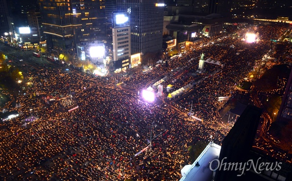  19일 오후 서울 광화문광장 일대에서 열린 4차 촛불집회에 참석한 시민들이 촛불을 들고 '최순실 게이트' 진상규명과 박근혜 대통령 퇴진을 촉구하며 가두행진을 하고 있다.