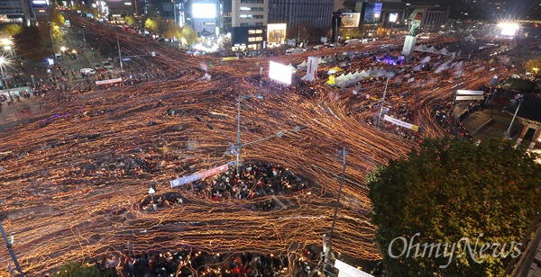  '비선실세' 최순실씨의 국정농단 사건 책임을 물어 박근혜 대통령 퇴진을 요구하는 4차 촛불집회가 서울 광화문 광장과 일대 도로에서 열렸다. 오후 9시가 되자 일제히 촛불을 들고 청와대 방면으로 행진하고 있다. 
