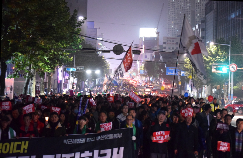  선두가 부산 시청에 도착했을 때쯤 후미가 송상현 광장을 빠져나왔다는 소식이 전해지자 참가자들이 환호하고 있다.

