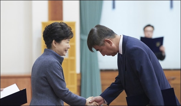  18일 박근혜 대통령이 청와대에서 최재경 민정수석에게 임명장을 수여하고 있다