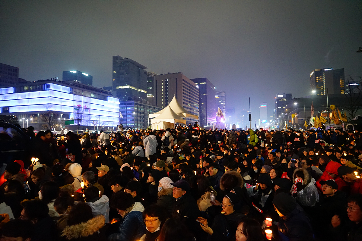광화문에 모인 시민들, 박근혜는 퇴진하라