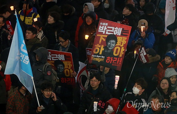 '박근혜 즉각 퇴진 5차 범국민행동'에 참가한 시민이 26일 오후 서울 종로구 통인시장 앞에 모여 촛불을 들어보이며 박 대통령의 퇴진을 요구하고 있다.