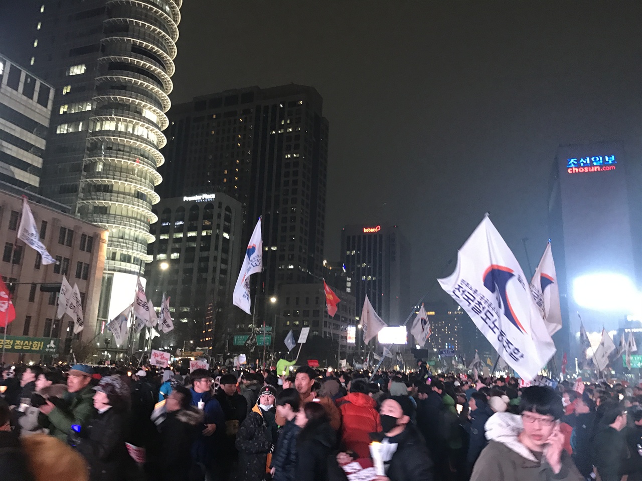 서울 광화문에서 열린 촛불 집회에 시민들이 참여해 박근혜 퇴진을 외치며 행진하고 있다.