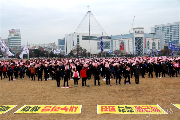  민주노총 경남본부는 30일 오후 창원광장에서 '박근혜 즉각퇴진, 박근혜정책 전면 폐기, 총파업대회"를 열었다.