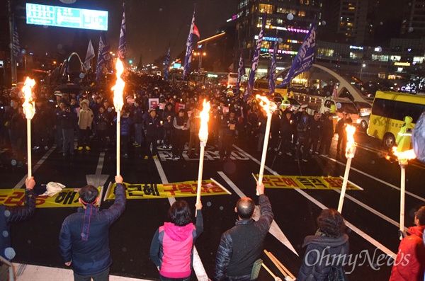  민주노총 경남본부는 30일 오후 창원광장에서 '박근혜 퇴진 파업 집회'를 연뒤 새누리당 경남도당 앞까지 거리행진했고, 이곳에서 마무리 집회를 열면서 횃불을 들었다.