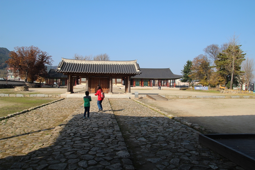  나주목 객사 금성관 중삼문 너머로 고풍스런 건물들이 눈길을 사로잡는다. 
