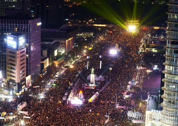 촛불의 바다, "박근혜 물러나라!" 3일 오후 서울 광화문일대에서 열린 '촛불의 선전포고-박근혜 즉각 퇴진의 날 6차 범국민행동'에서 수많은 시민들이 박근혜 퇴진을 촉구하고 있다.