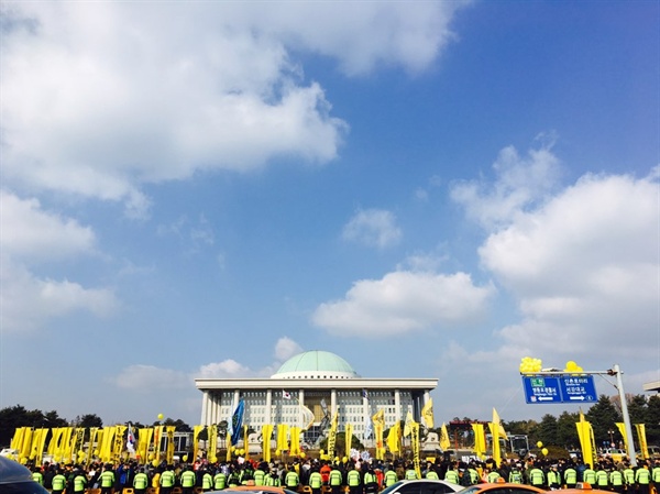  9일 박근혜 대통령 탄핵소추안 표결을 앞둔 국회 전경
