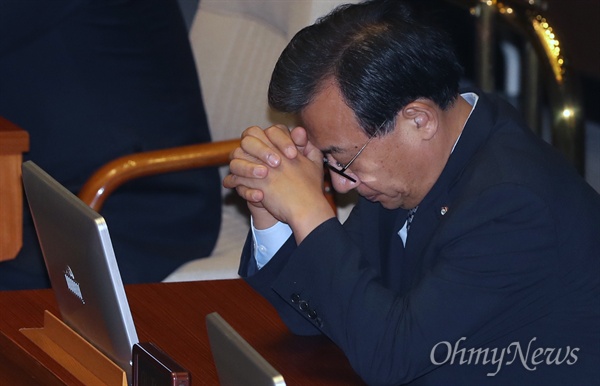 침통한 이정현 이정현 새누리당 대표가 9일 오후 열린 국회 본회의에서 박근혜 대통령 탄핵소추안 투표가 진행되는 동안 초조한 표정을 짓고 있다.  