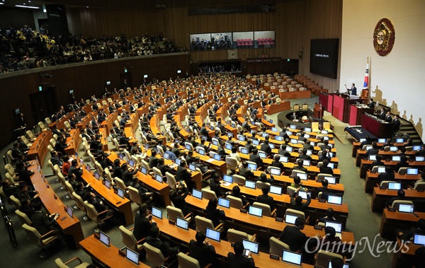  정세균 국회의장이 9일 오후 국회에서 열린 본회의에서 '대통령(박근혜) 탄핵소추안' 가결을 선포하고 있다.
