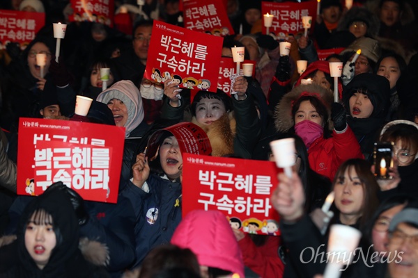 탄핵 가결 후에도 꺼지지 않는 촛불 10일 오후 서울 광화문광장에서 열린 박근혜 퇴진 촉구 7차 촛불집회에 참여한 시민들이 "박근혜를 구속하라"고 외치고 있다. 