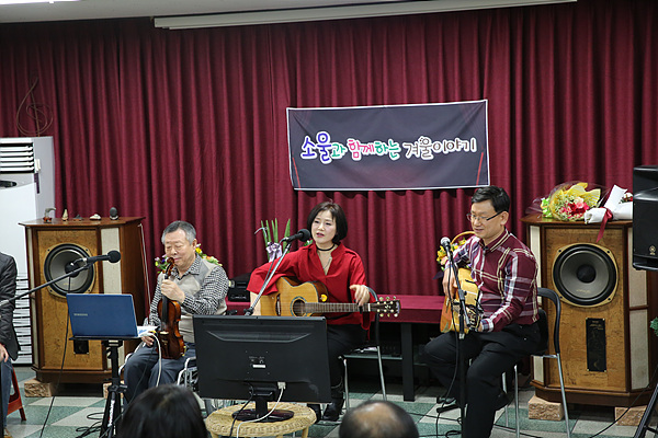  여수바로크 고전음악감상회원들과 함께 연주하고 노래하는 신준수(맨 왼쪽), 유성희(중앙), 박남두환(오른쪽) 모습