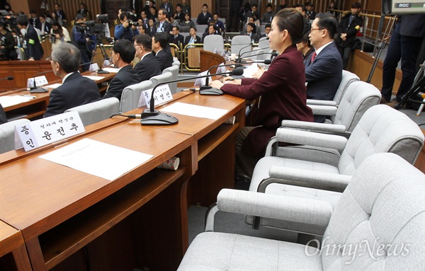 윤전추, 이영선 행정관 청문회 불출석 14일 오전 국회에서 열린 '박근혜 정부의 최순실 등 민간인에 의한 국정농단 의혹사건 진상규명을 위한 국정조사 특별위원회' 제3차 청문회에서 증인들이 선서하는 가운데 윤전추, 이영선 청와대 행정관이 불출석해 자리가 비어 있다.