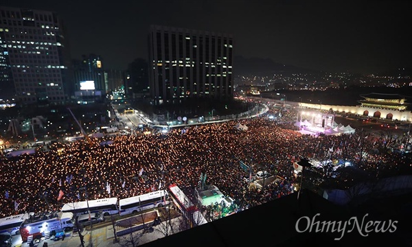 2016년 12월 박근혜 정권 퇴진 촉구 8차 촛불집회, 광화문에 60만 시위대가 모였다.